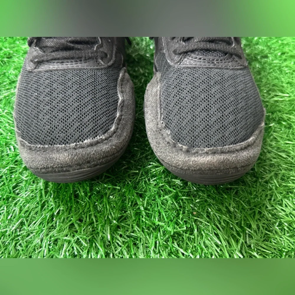 ASICS Kids‎ Black Sneakers Size 4